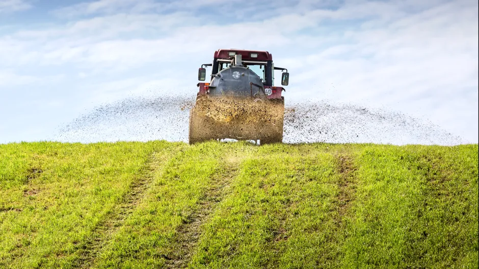Traktor mit Jauchewagen